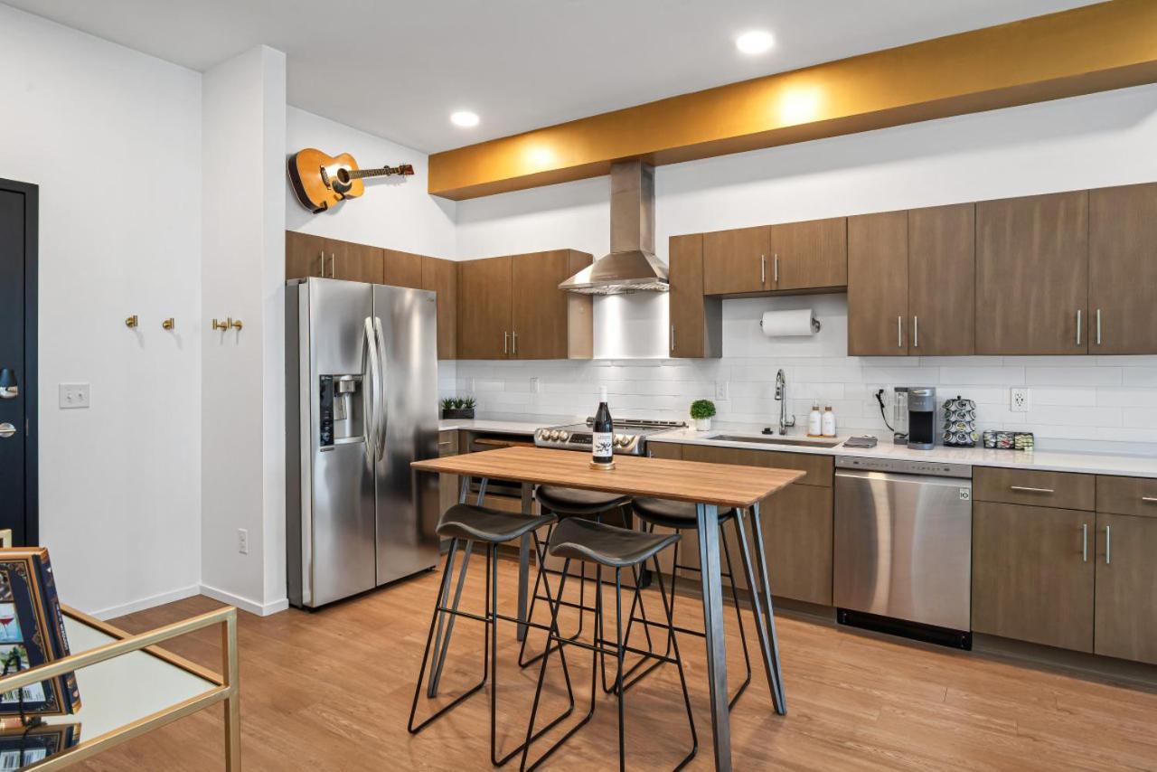 Upscale Cozy With Pool, Patio, Parking Holiday home